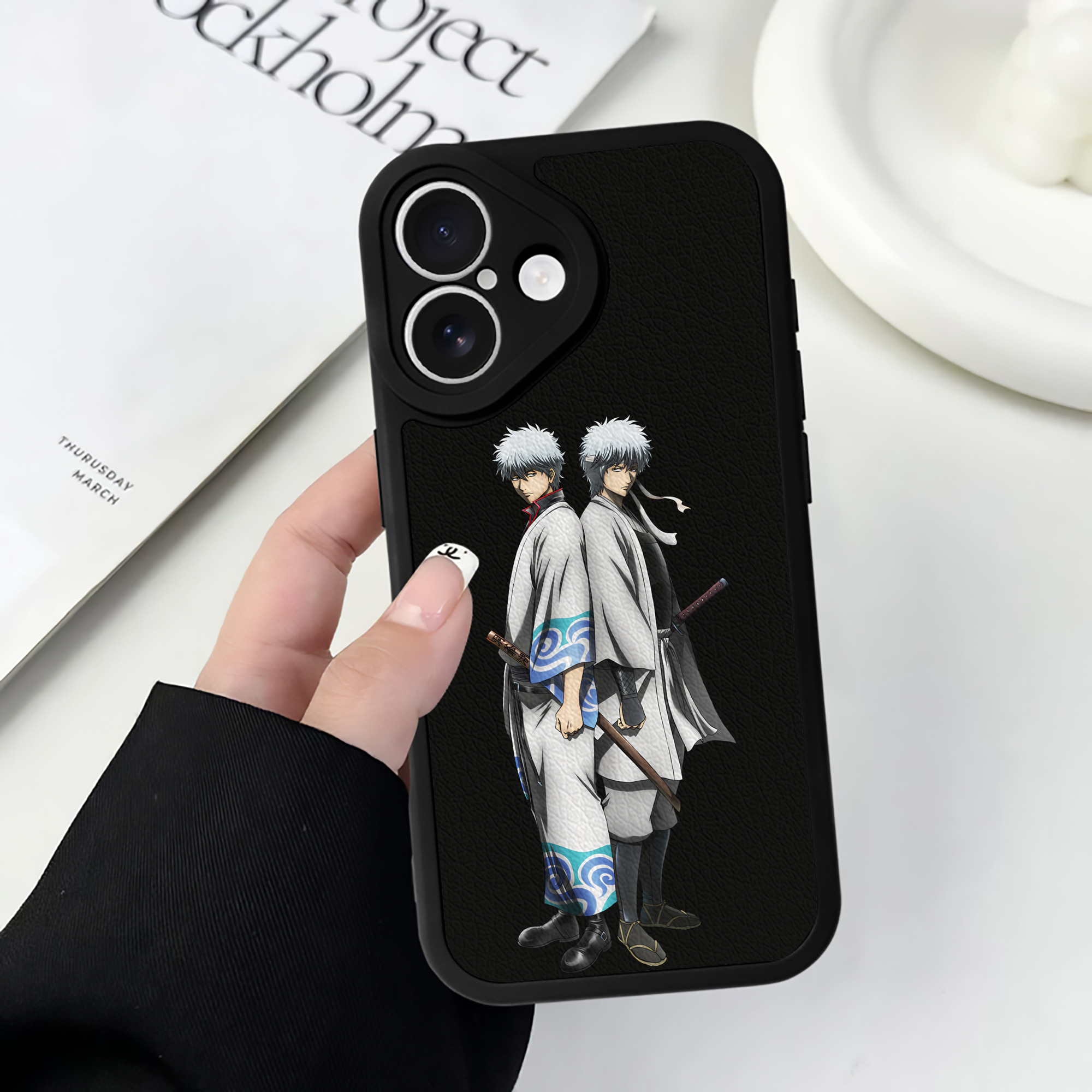 （画像用） ぎんたま 坂田銀時（さかたぎんとき） 神楽 志村新八（しむら しんぱち） GINTAMA Sakata Gintoki Kagura Shimura Shinpachi 【iPhone 16シリーズ対応】シリコンスマホケース（レザー調） 材質：シリコン